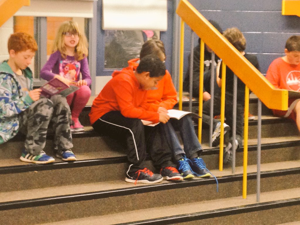 HPEDSB_POW's tweet photo. The Learning Commons is buzzing today with different learning experiences happening! #learningbuddies #geniushour https://t.co/HBVBTunk6C