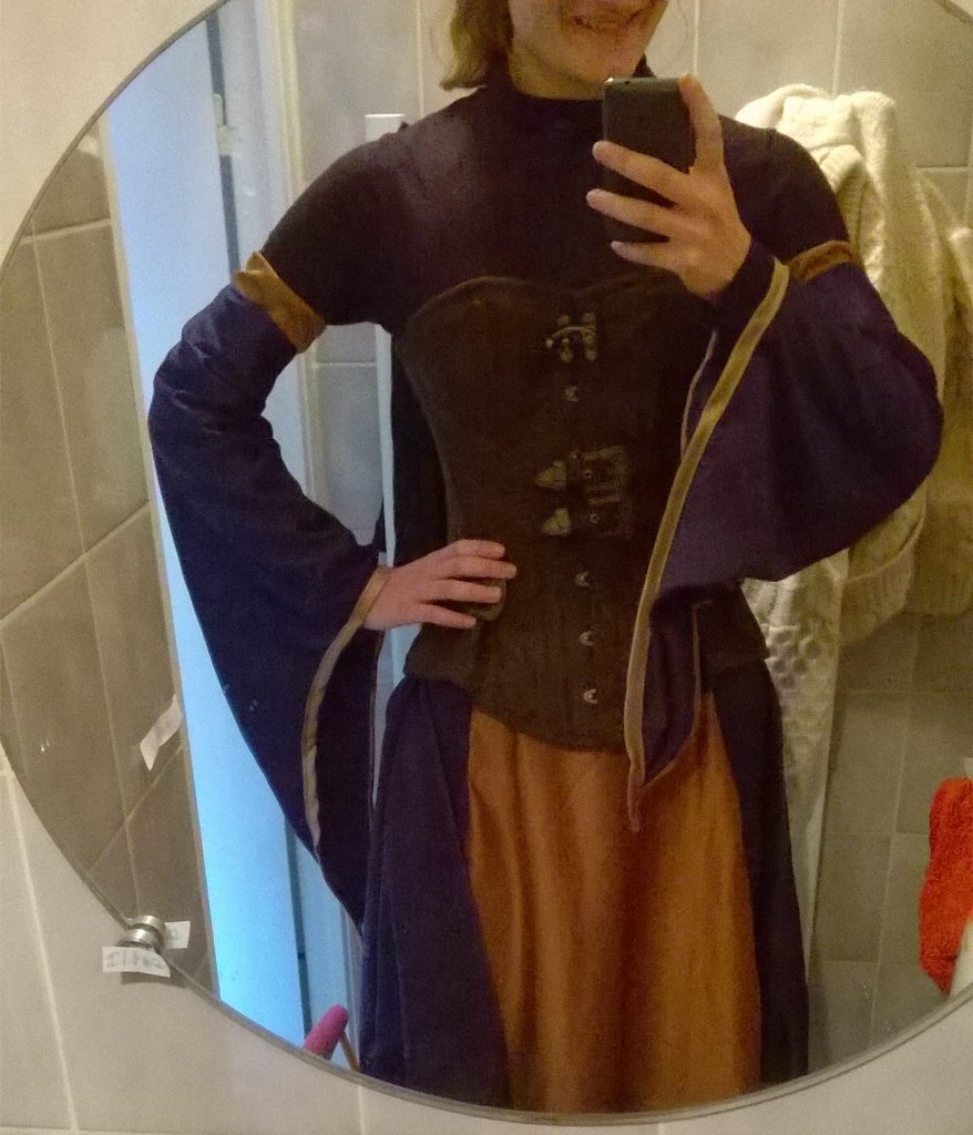 LittIeOrange's tweet photo. Aperçu de ma robe pour le Bal des sorciers. On se demande à quelle maison j appartiens... #BdS2015 https://t.co/tkc55bk2gI