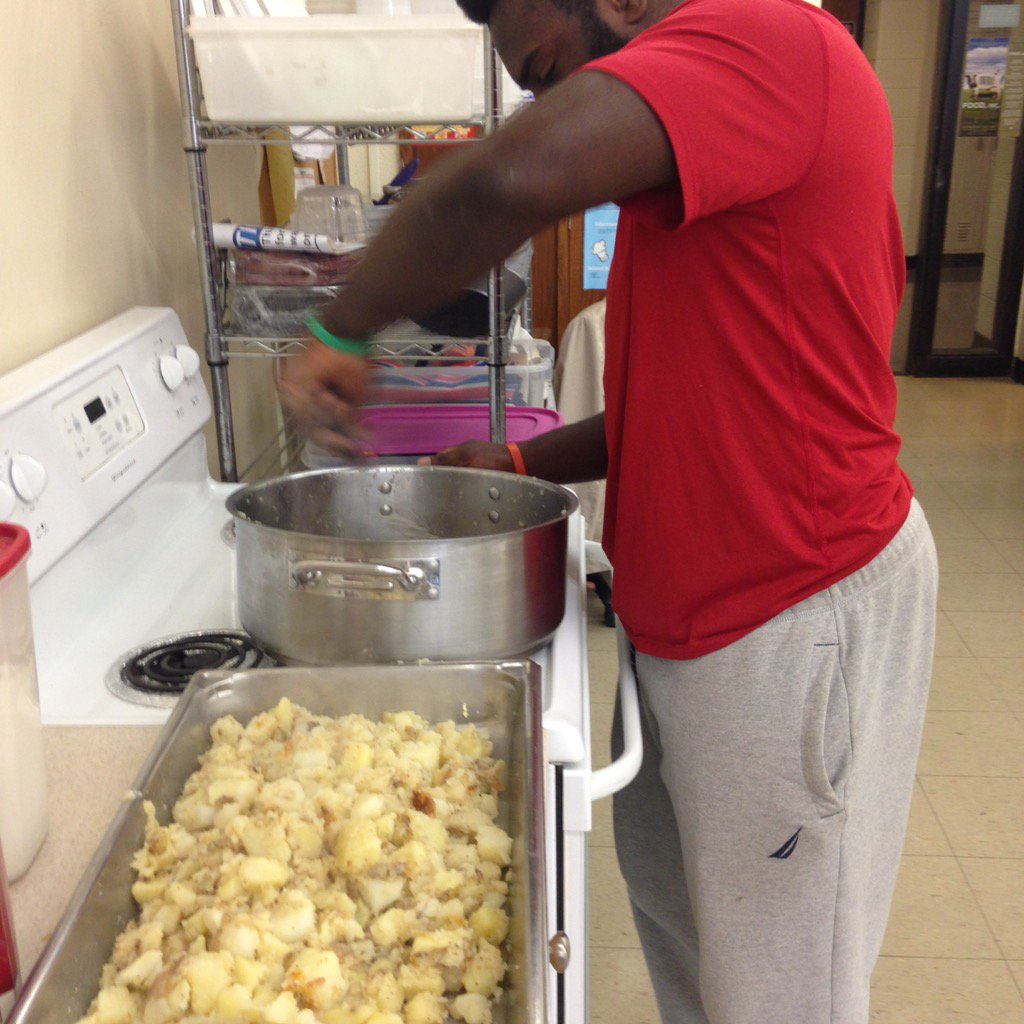 WHSCulinary028's tweet photo. Fabrice prepping potatoes for home fries #WHSculinary #WHS #WalthamCulinary #WalthamHighSchool https://t.co/8oLBr65njR