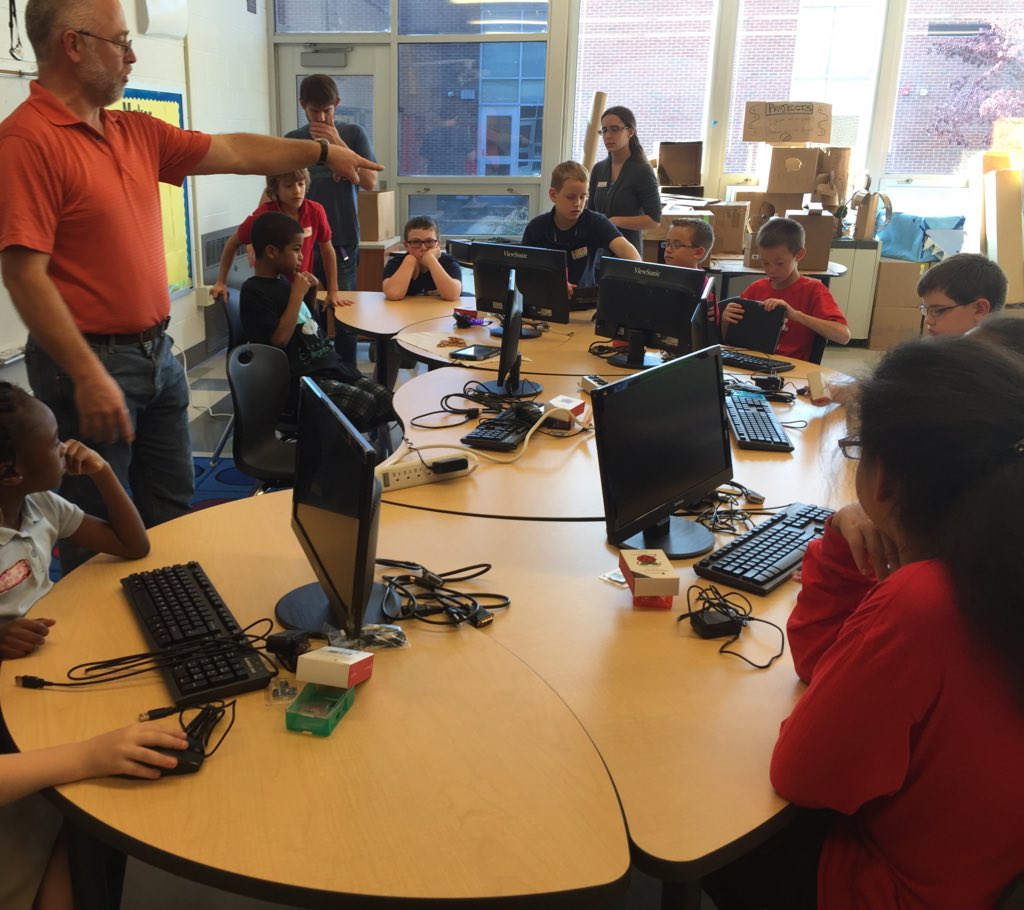 KWTechTime's tweet photo. @MartinBWolske teaching students how to build a computer with Raspberry Pi 2 @KenwoodStars https://t.co/0fFhMh9LXi