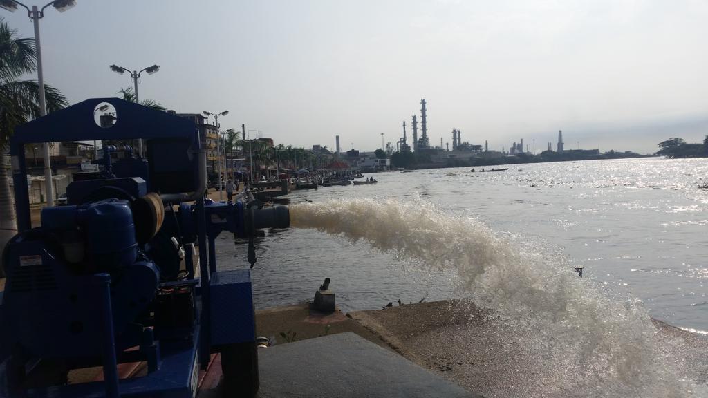ManuelEscalera's tweet photo. Malecón de #Minatitlán,  continúan trabajos de extracción de agua. Ya están por regresar a la normalidad @spcver https://t.co/2VvvkioIDY