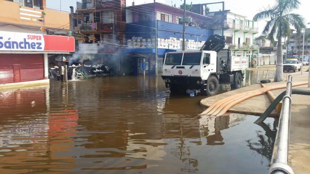 ManuelEscalera's tweet photo. Malecón de #Minatitlán,  continúan trabajos de extracción de agua. Ya están por regresar a la normalidad @spcver https://t.co/2VvvkioIDY