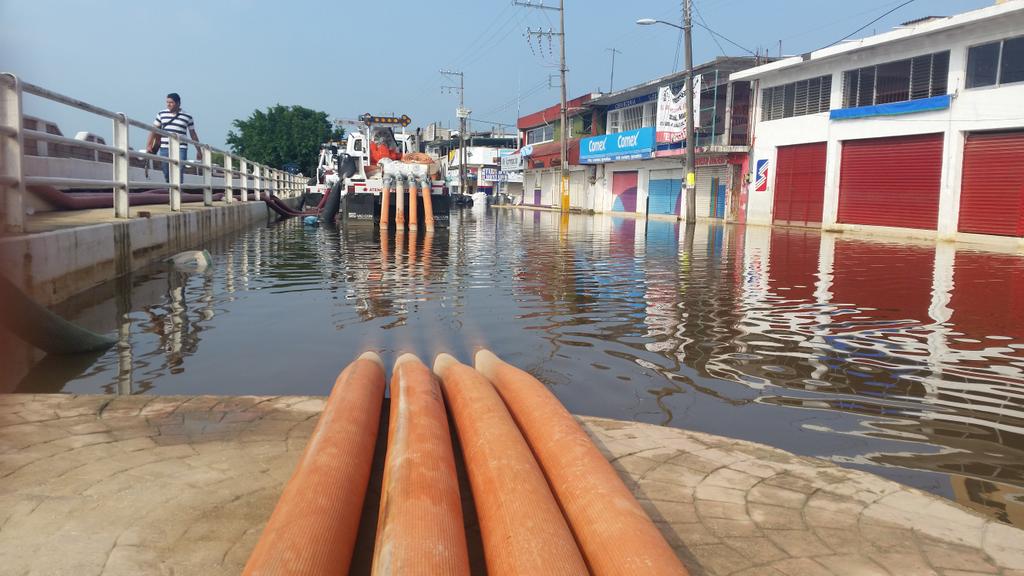 ManuelEscalera's tweet photo. Malecón de #Minatitlán,  continúan trabajos de extracción de agua. Ya están por regresar a la normalidad @spcver https://t.co/2VvvkioIDY
