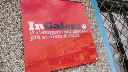 INTERNIMagazine's tweet photo. Ristorante InGalera #Pedrali https://t.co/4ZlPnZZWZw https://t.co/16Boicld0o