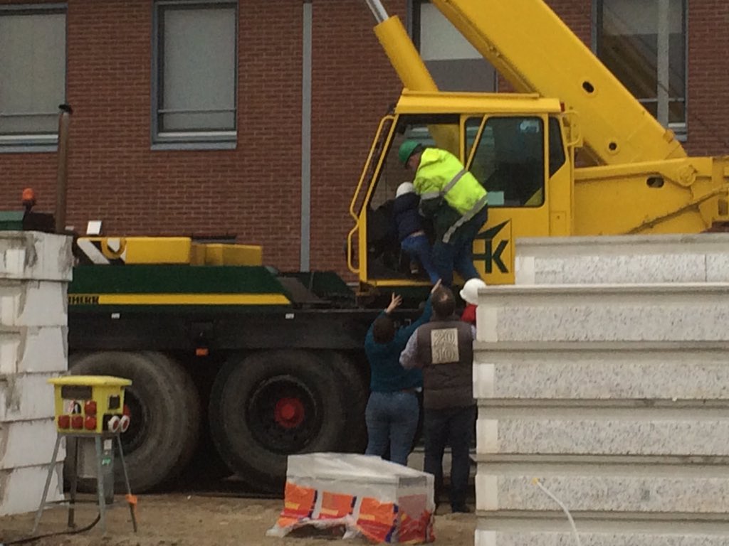 erik_schimmel's tweet photo. De kinderen leggen de eerste vloer stadswerven fase 2 https://t.co/7seUT3iq6Q
