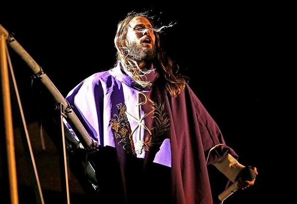 strange_charm_q's tweet photo. @30SECONDSTOMARS #LoveLustFaithDreams tour era: @JaredLeto ๐ #JaredJesusLeto vs. #JaredXXXSantaLeto? Hmm...๐๐๐๐๐๐ https://t.co/z1ozMLHbmv