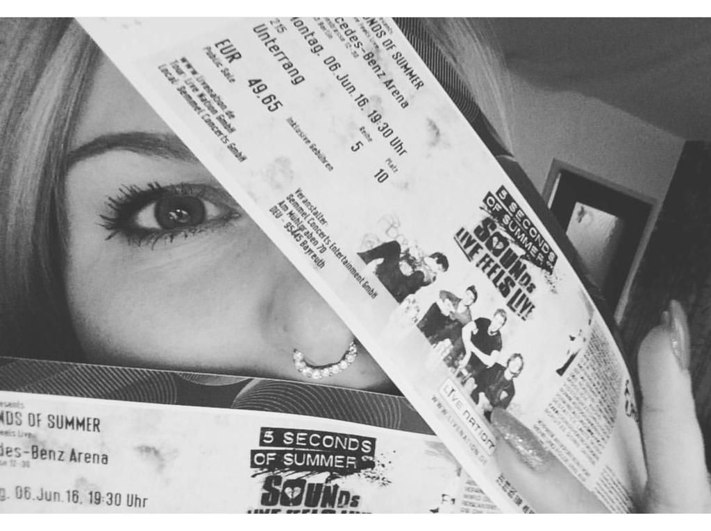 denise_vegas's tweet photo. #HeyEverybody my #tickets 4 #slflberlin finally arrived 😎! #5SOSFAM #meepup #youtuber #pierced #makeup #followme https://t.co/CraL42uk6g
