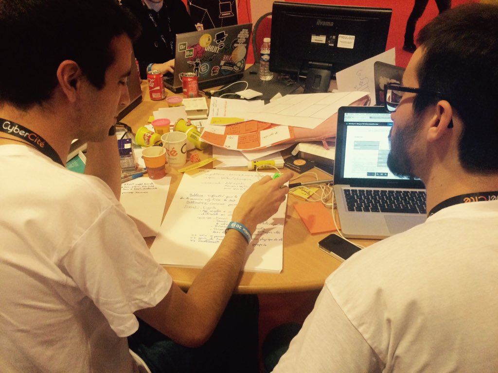 MicAnimalhealth's tweet photo. Ça pitch sur le projet Lynk: solution idéale pour le suivi du chat en hospitalisation #HackChaton #iot #BlendWebMix https://t.co/iMe9OPfngn