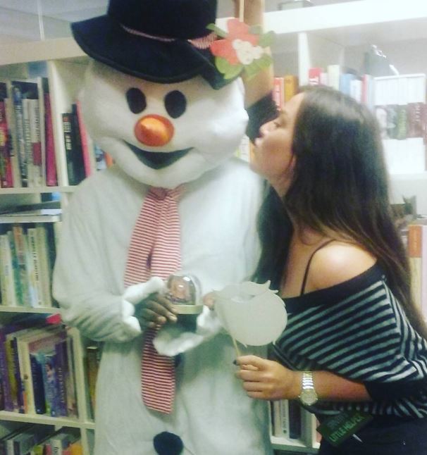ShemazingIE's tweet photo. Standard Wednesday... @SuzieVick giving Mr Frosty a cheeky kiss! Thanks @photobox for calling in! #photoboxmagic https://t.co/2Web02g0Wr