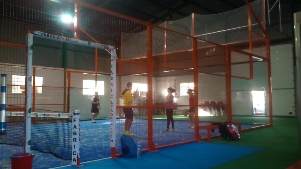 Dehesa_padel's tweet photo. Primeros alumnos dando clases con @diestropadel en @Dehesa_padel https://t.co/Q0SKmjFHXC