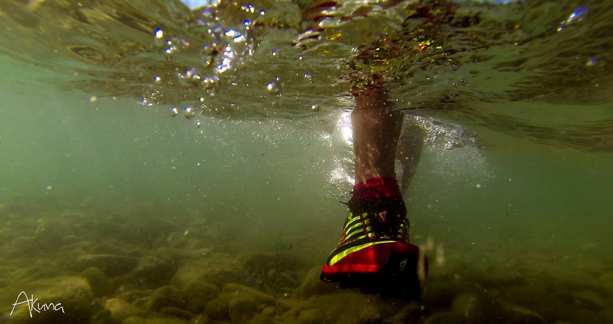 SwimrunFrance's tweet image. Sur les bords automnal du @Lac_Annecy , nous courons, nous nageons, nous buvons les tourbillons de l'air