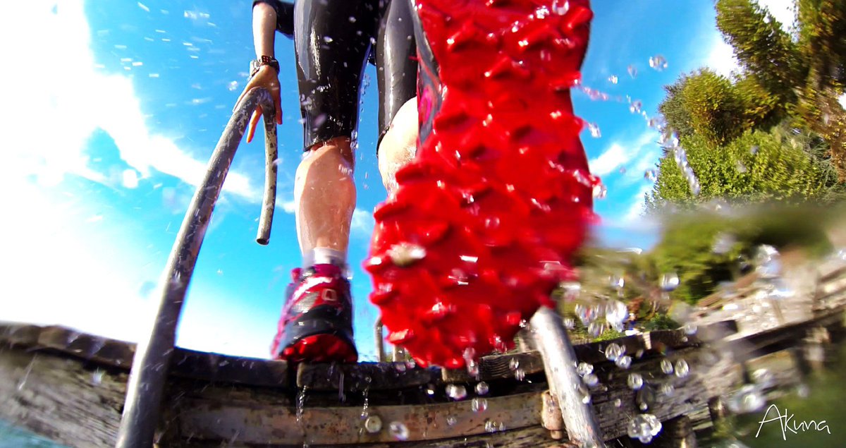 SwimrunFrance's tweet image. Sur les bords automnal du @Lac_Annecy , nous courons, nous nageons, nous buvons les tourbillons de l'air