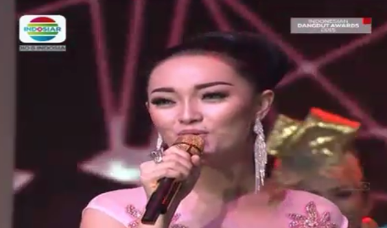 Indosiar's tweet photo. Nahlooo ditungguin Neng @Zaskia_Gotix kok nggak dateng, yuk ah Tarik Selimut aja! #IndonesianDangdutAwards https://t.co/fKtZDPe58E