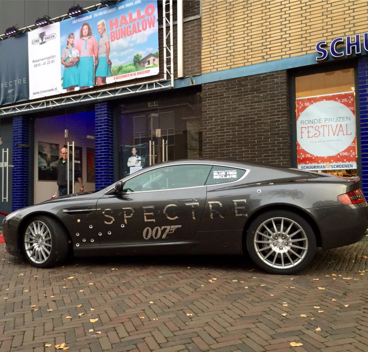 bluemenreclame's tweet image. James Bond Gesignaleerd @CineSneek #premiere 
mede mogelijk gemaakt door @JaarsmaAutos