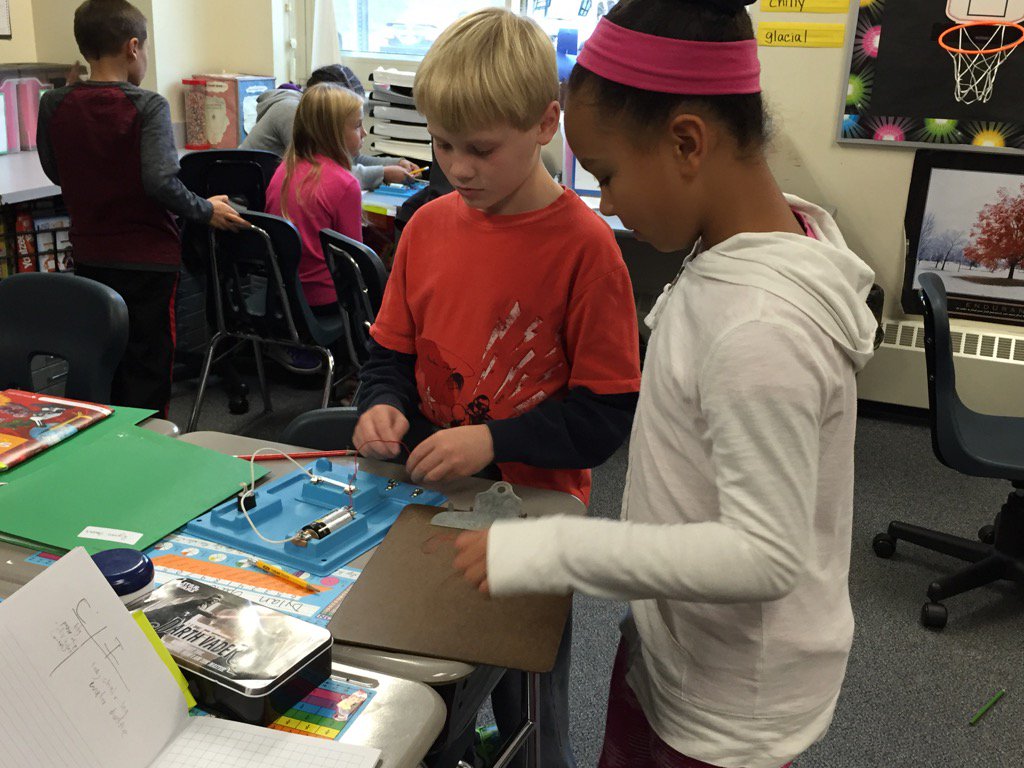 LabrieJen's tweet photo. Working together, problem solving #sciencerocks https://t.co/tx1i7yDC3k