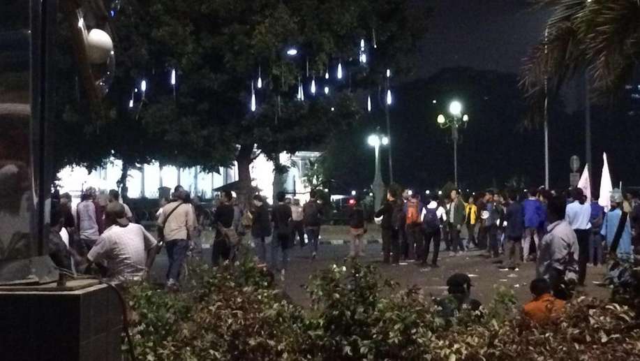 Sudah Diingatkan, Massa Demo Masih Bertahan di Depan Istana Hingga Malam de.tk/6sMhTV