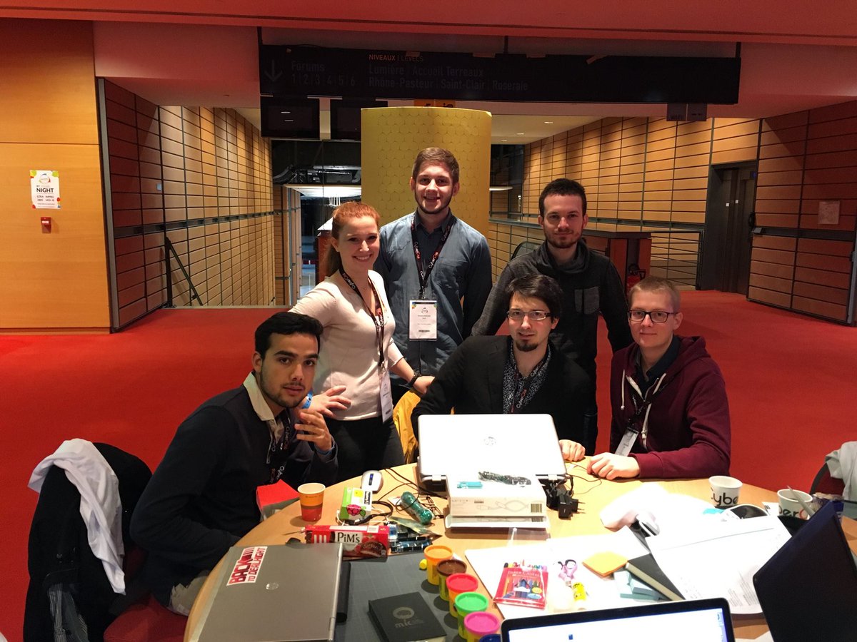 Epitech's tweet photo. Nos Teks lyonnais @LesChatsCoddes participent au #HackChaton avec @MerialFR #BlendWebMix https://t.co/6gSiJszrEk https://t.co/RVh3EQ5PIO