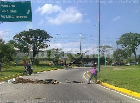 laprensalara's tweet photo. Última Hora| Invasores trancan la redoma de Agua Viva #Cabudare https://t.co/OUIFN79Zwr https://t.co/8y82fE3Rw8