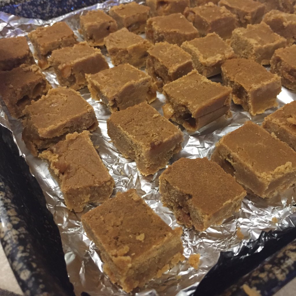 Esseltee_Bakes's tweet photo. Pour into a 9in square tin leave to cool for 10mins. Slice then leave to dry for 3hrs #caramelisedapplefudge https://t.co/FCbXEoCfNl