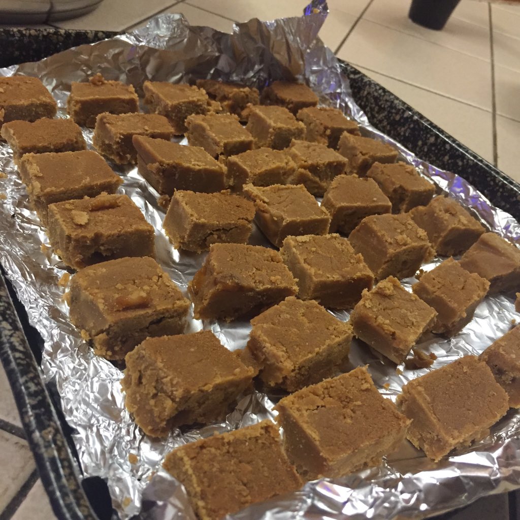 Esseltee_Bakes's tweet photo. Plenty of #scrummy squares of #caramelisedapplefudge, fair few off cuts too! My Nan &amp; mum enjoyed their samples. https://t.co/StXIR6tPl8