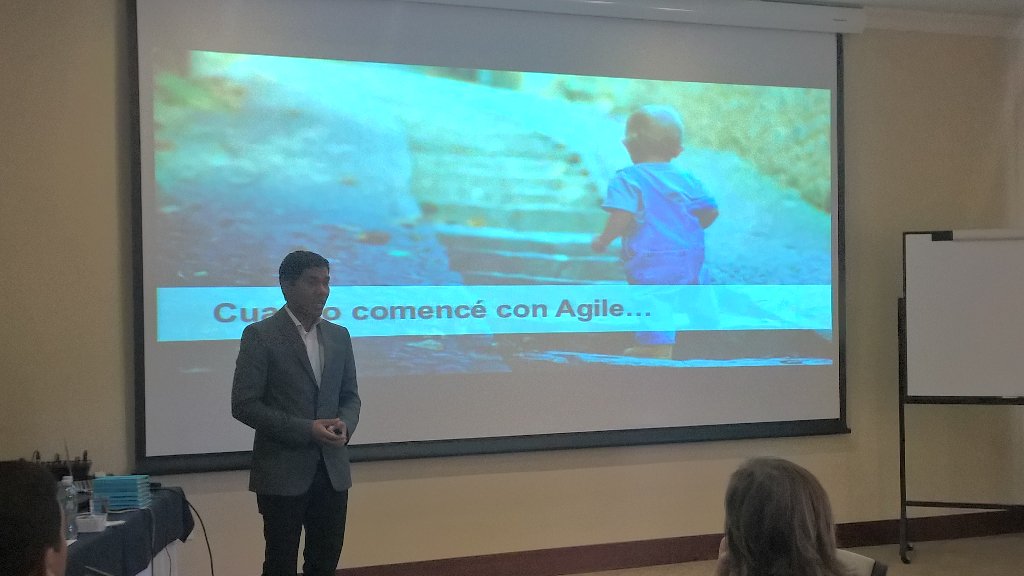 verochavezs_ma's tweet photo. #simposio2015 con @JohnnyOrdonez hablando de agilismo @Intergrupo hoy en Quito Ecuador. https://t.co/kpOhlSJWH3