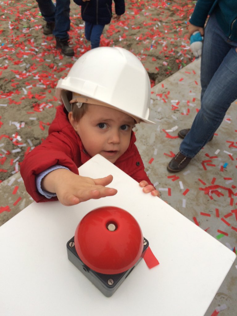 JMvdVD's tweet photo. Leggen 1e vloerplaat! Gaaf, Thijmen in de kraan en Hidde het confettikanon @inspiringspace @BAMWonen @Stadswerven https://t.co/2ik5k2ayAz