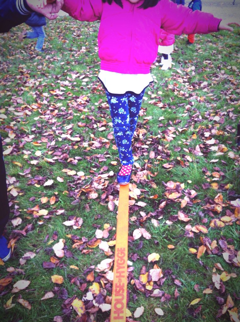 VrolijkheidDH's tweet image. Voetballen, concentratie op de slackline, appeltje voor de dorst #Smaak #Breezand #rozig #vluchtelingen @vrolijkheid