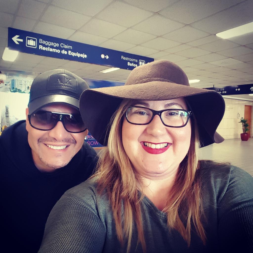 curvyandplus's tweet photo. Selfie con Victor Manuel en el aeropuerto. Gracias @VictorManuelle por el selfie, eres hermoso!! #curvyandplus https://t.co/PdahWy3ROA