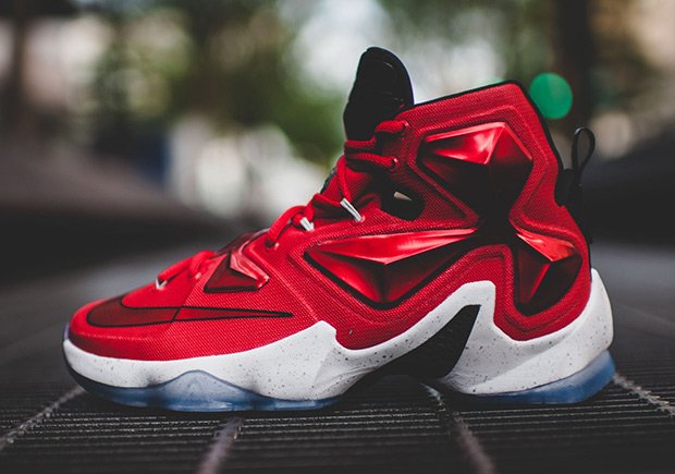 SneakerNews's tweet photo. Just what do you need to know about LeBron's new kicks? @champssports runs it down: https://t.co/Ww8VQvZYAK https://t.co/QXH9qT02yO