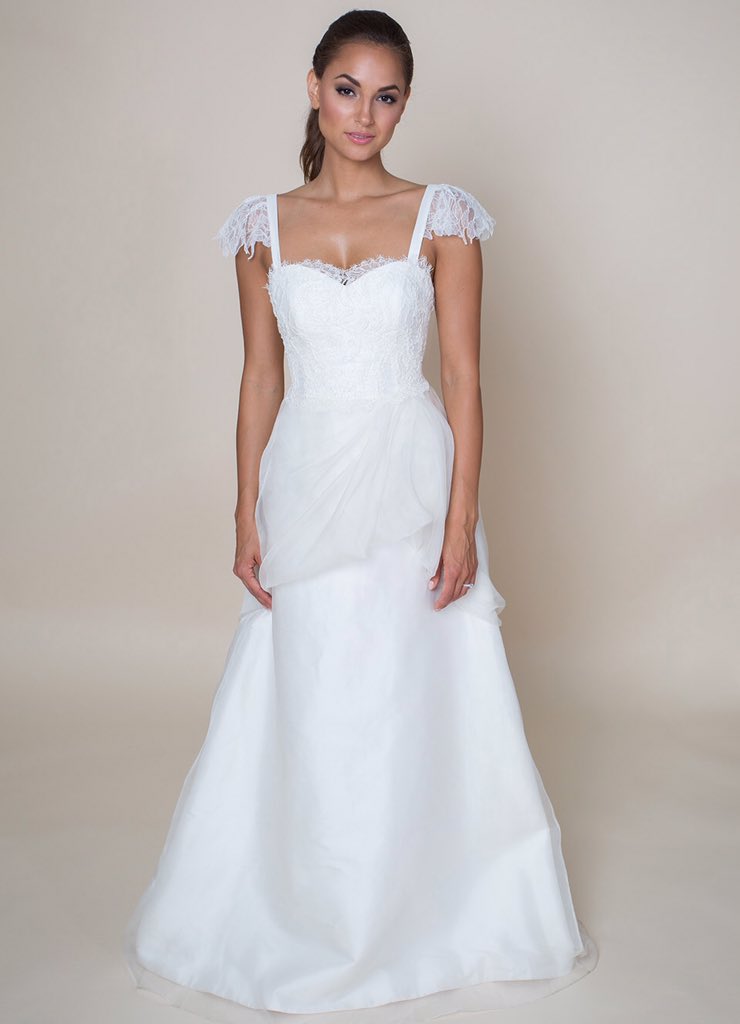 Heart_Aflutter's tweet photo. Two more options feat. The "Ruthy Gail" from @heidielnora @BuildABridexo, which one do you prefer? #weddinghour https://t.co/sKV70iuwyp