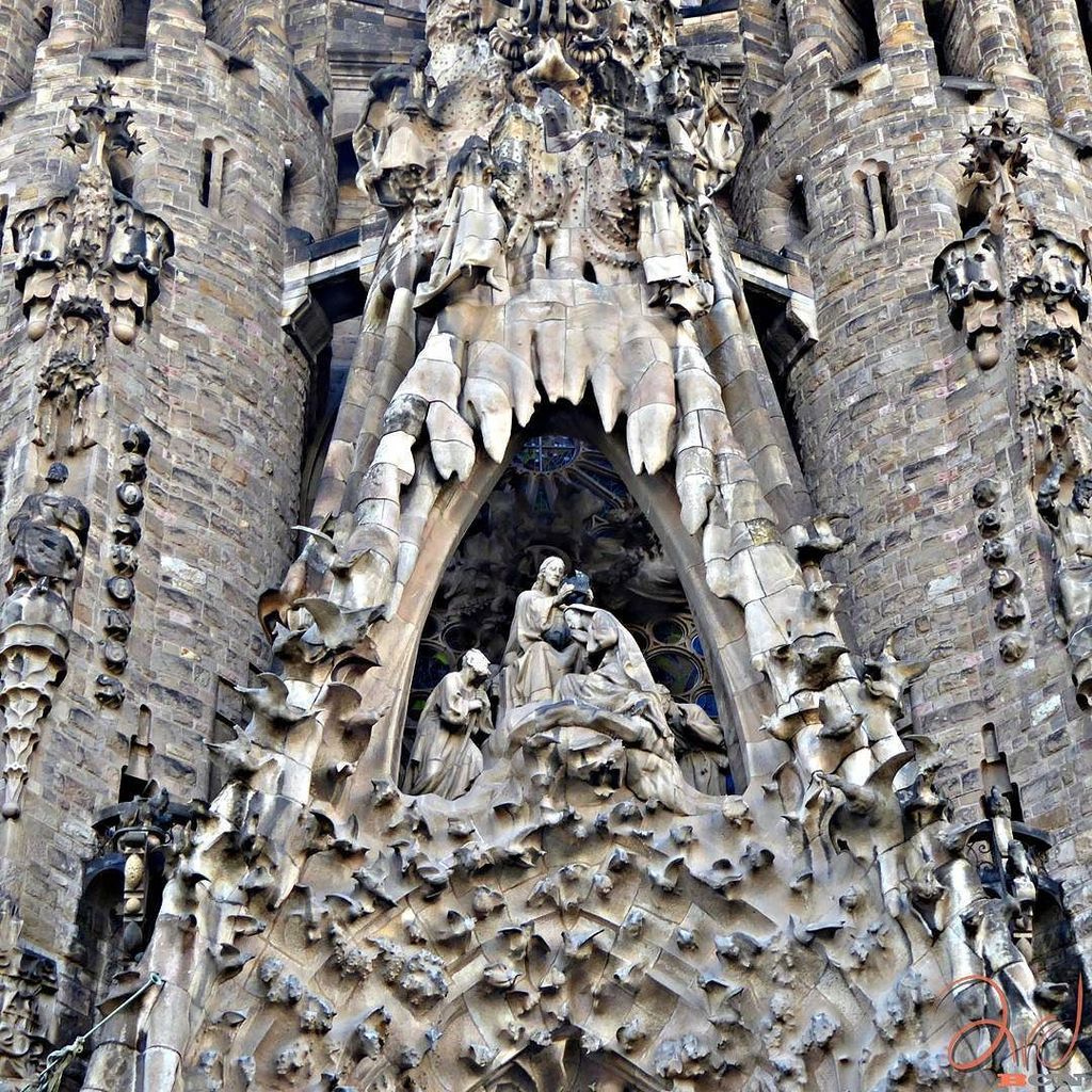 Adorno de la pared lateral de la Sagrada Familia.
Motif side wall of the Sagrada Familia.

#barcelonacultura #barce…
