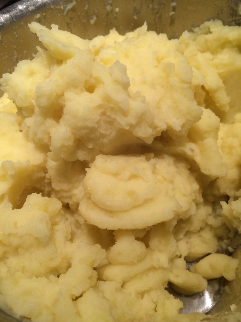 smillsSK's tweet photo. Looks good for supper! #shepherdspie #chefnotathome #wifecooks #teasingmyhusband https://t.co/y9oiEUDjWb