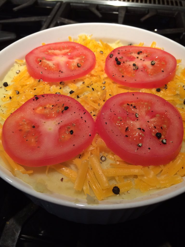 smillsSK's tweet photo. Looks good for supper! #shepherdspie #chefnotathome #wifecooks #teasingmyhusband https://t.co/y9oiEUDjWb
