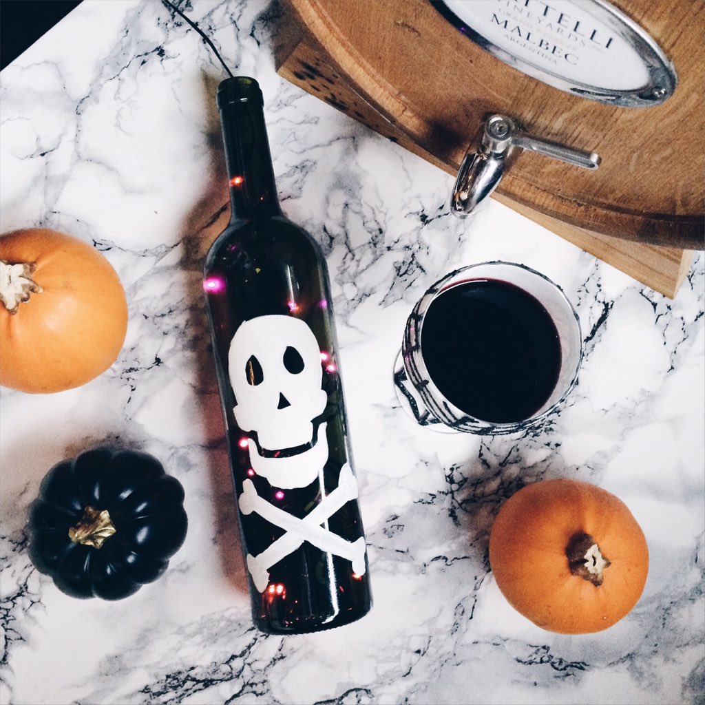 vinocopiabarrel's tweet photo. Take a wine bottle, paint a skull, add lights inside &amp; you're done! More easy crafts like this on our Pinterest! ☠ https://t.co/7kvodBsmrG