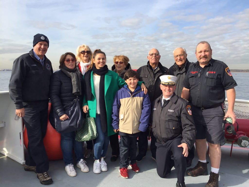 juliafryd's tweet photo. Thanks to @FDNY for this amazing boat tour #Manhattan #FDNY https://t.co/MQI1BbBv5s