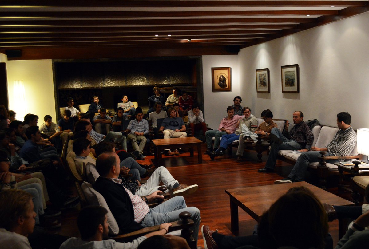 cmayete's tweet photo. Acaba de terminar la tertulia con Pottoko, responsable del centro de acogida de Cáritas "Aterpe" https://t.co/uhQeOr48vP