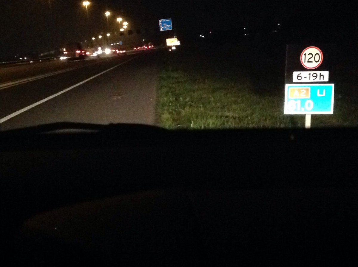 Insp_Ronvgent's tweet photo. A2 Li  thv 80,0. zuiden richt Utrecht zetten wij om 23u het verkeer stil voor 15min ivm omzetten afzetting aannemer. https://t.co/D3hrUV3Vlj