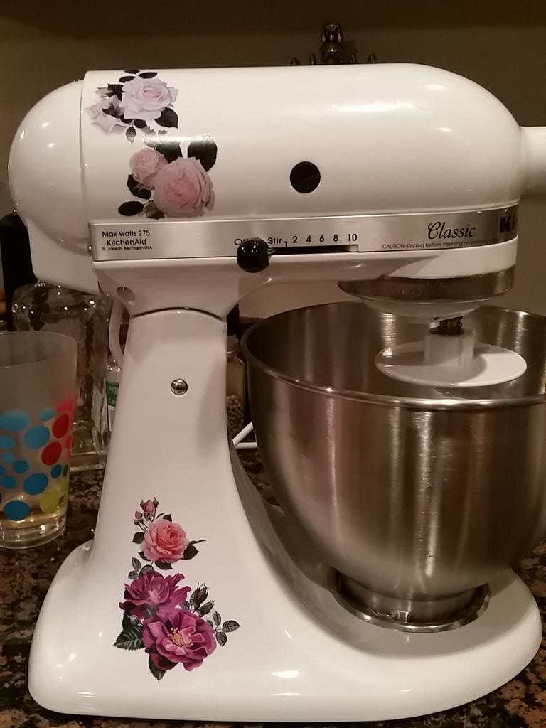 CourtneyPelham's tweet photo. Love my new Kitchenaid mixer decals from #milkmugdesign #makingpretty #sparklecity https://t.co/F7bEOGQTNg
