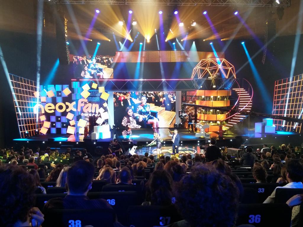 CocaColaCo_es's tweet photo. ¡Arrancan los #NeoxFantaAwards2015! La alfombra naranja recibe a las estrellas ¡Empieza la diversión! @Fanta_Esp https://t.co/f8M7kx7Lhx