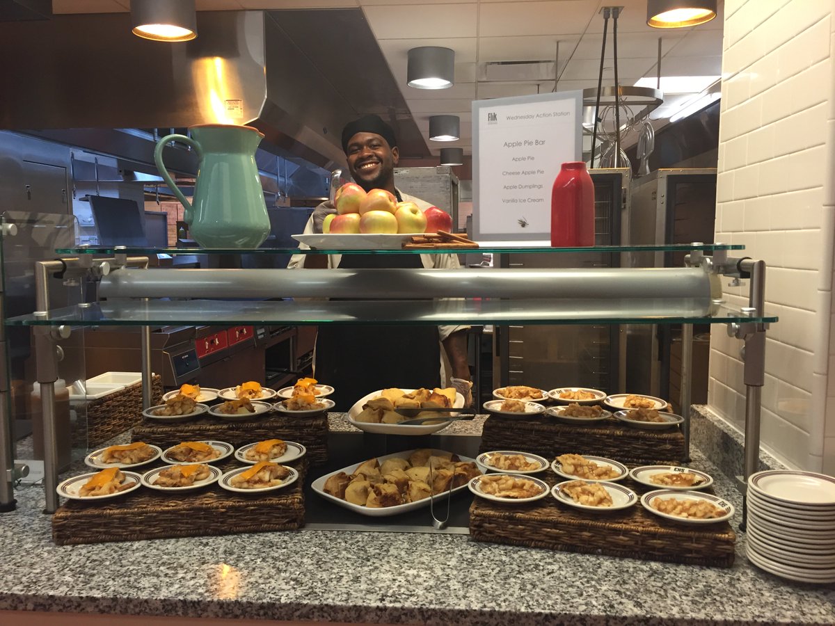 FlikEHS1's tweet photo. Apple Pie Bar time! @EpiscopalHS @FlikISDining #DeliciousApples https://t.co/xmbwCWj4Nu