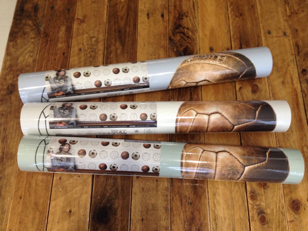 Tinkle_Cherry's tweet photo. Champagne! Ons voetbalbehang is binnen! Vanaf nu op voorraad😃#happy #behang #wallpaper #voetbal  #kinderkamer https://t.co/EiykMOKkqG