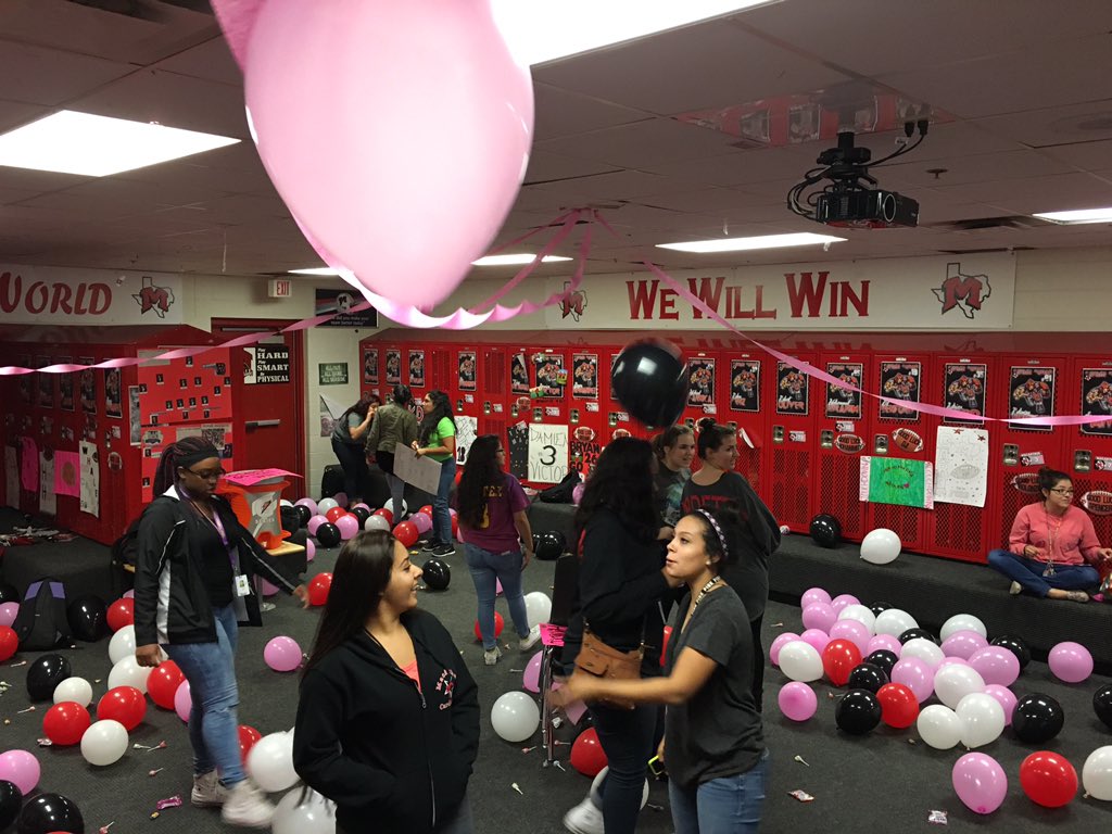 MCardettes's tweet photo. Locker room decorations for the Boys #MacTx 🏈 #pinkout https://t.co/HpUkcN31KZ
