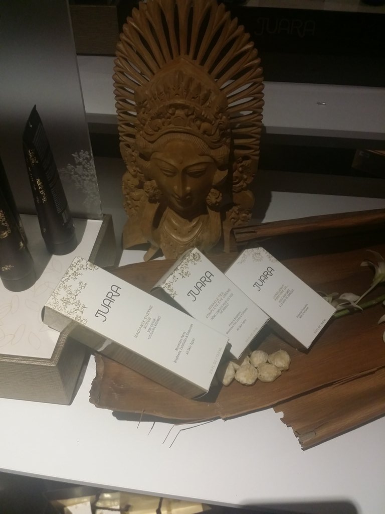 FashionsWeek's tweet photo. Skincare based on ingredients found in Bali from @JUARASkincare shower gel smells insane #fallintobeauty @fournierpr https://t.co/YnZd8zqqZZ