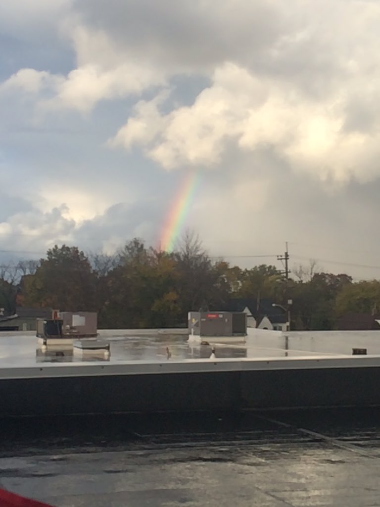 lasallerooftop's tweet photo. I wonder if there's $150,000 at the end of the rainbow?!?? ☔️☀️ https://t.co/Q5cvYn9e03