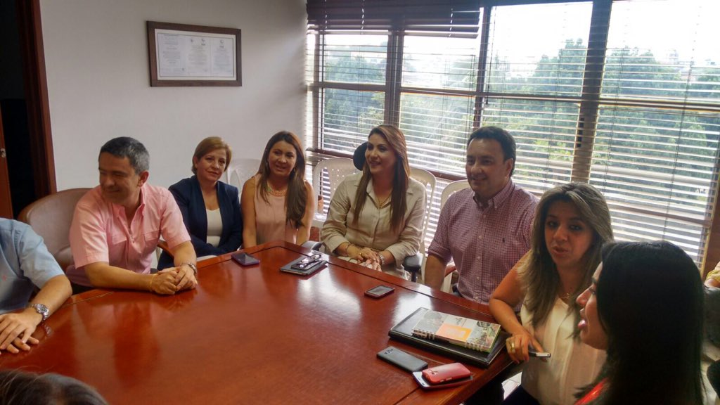 CARLOSMARIOAM1's tweet photo. Nos reunimos con la Alcaldesa de Armenia Luz Piedad Valencia y con todo su gabinete. https://t.co/ETPITuZAhF
