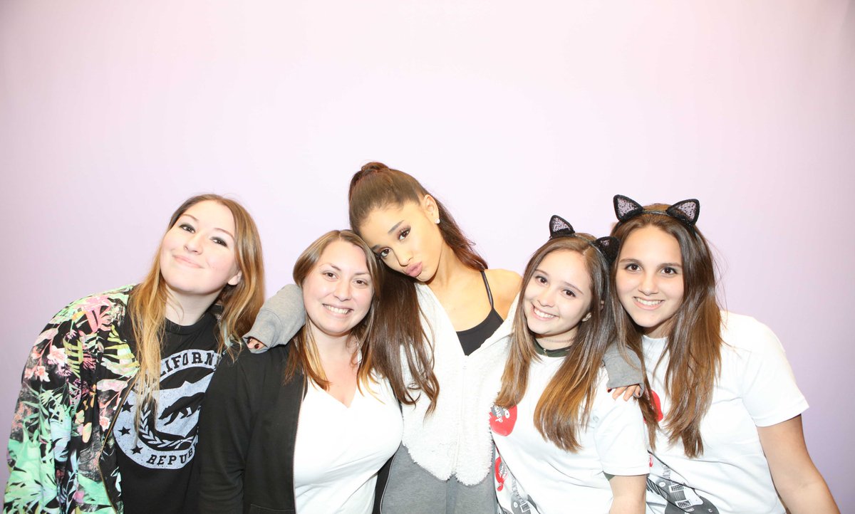 FioLupetti's tweet photo. EL MEJOR DIA DE MI VIDA CON MI IDOLA @ArianaGrande TE AMO ♡ 23/10 https://t.co/gCFie72UFw