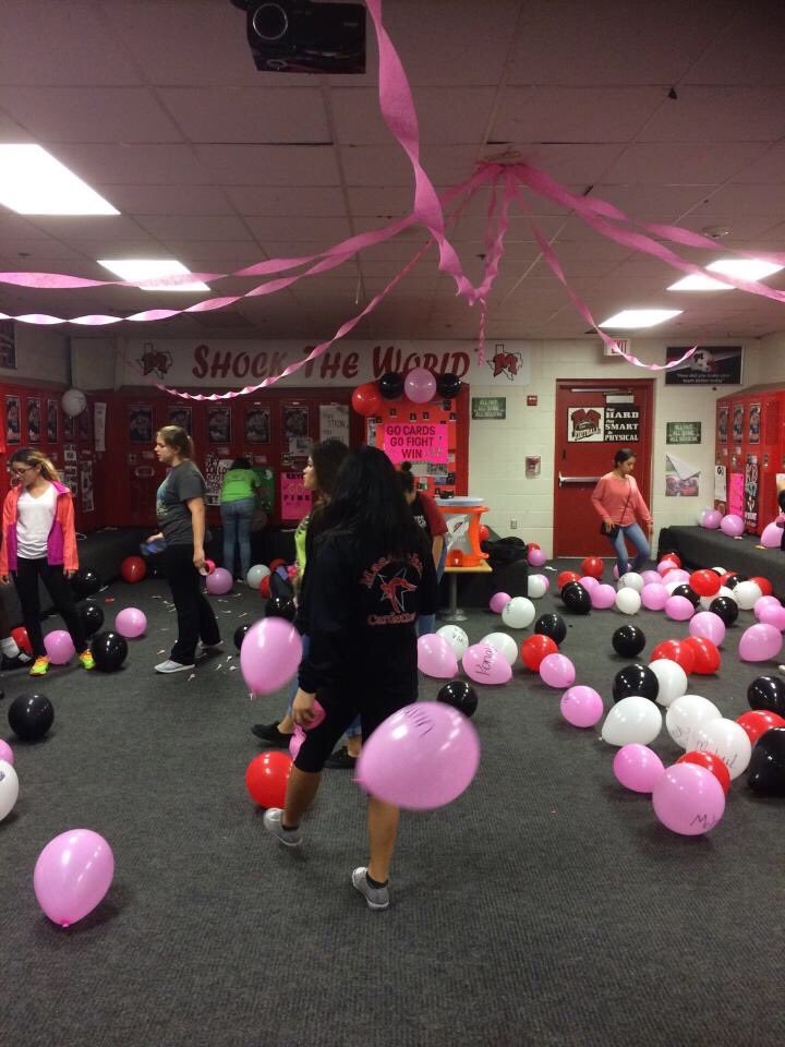 MCardettes's tweet photo. Locker room decoration #MacTx 🏈 #pinkout Lets go boys https://t.co/Y1M8kdRzsb