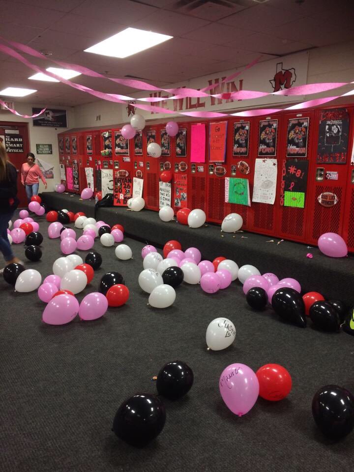 MCardettes's tweet photo. Locker room decoration #MacTx 🏈 #pinkout Lets go boys https://t.co/Y1M8kdRzsb