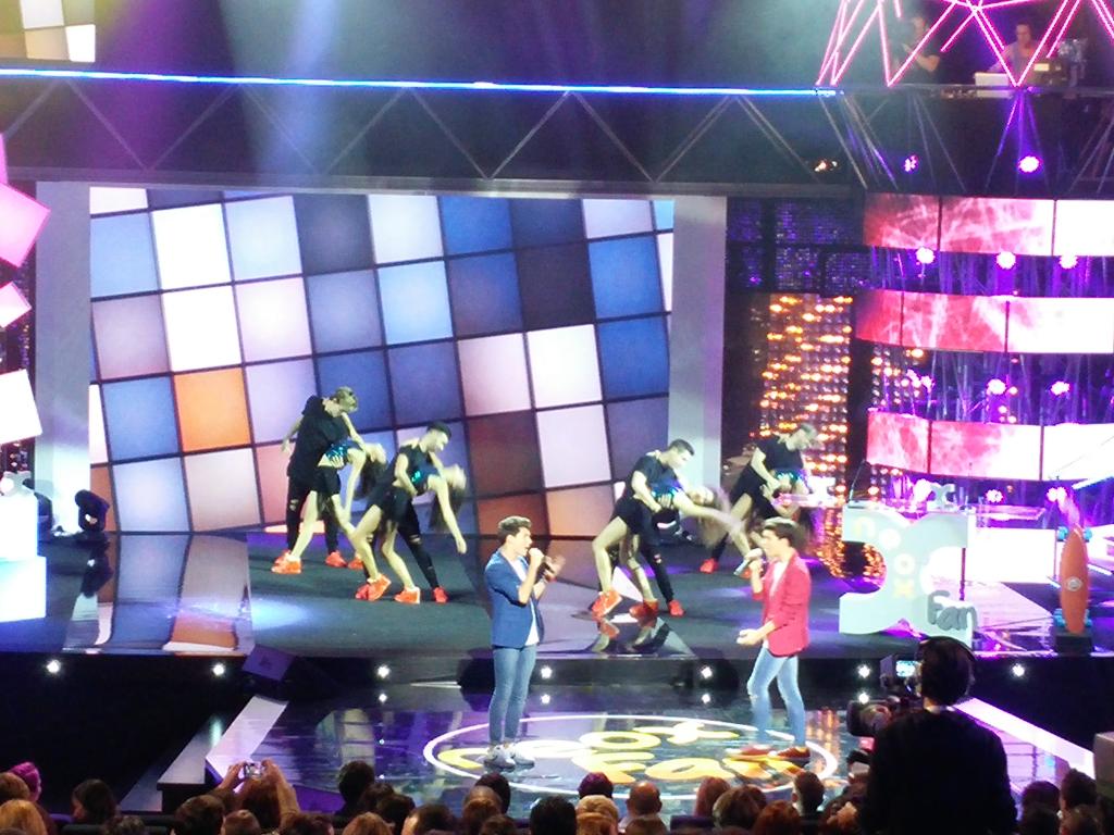 Fanta_Esp's tweet photo. Primera actuación 😄 @GemeliersMusic ¡Grandes @_jesus_OM y @DanieloviedoM! #NeoxFantaAwards2015 #NeoxFanAwards2015 https://t.co/h51hm5muQF