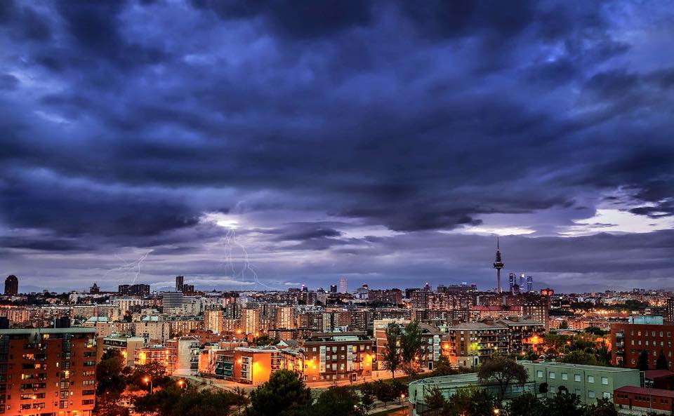 SecretosdeMadri's tweet photo. M-ágica A-dorada D-ivina R-isueña I-nmensa D-iferente... ¡MADRID! ¡Buenas noches! https://t.co/htUmbsamse